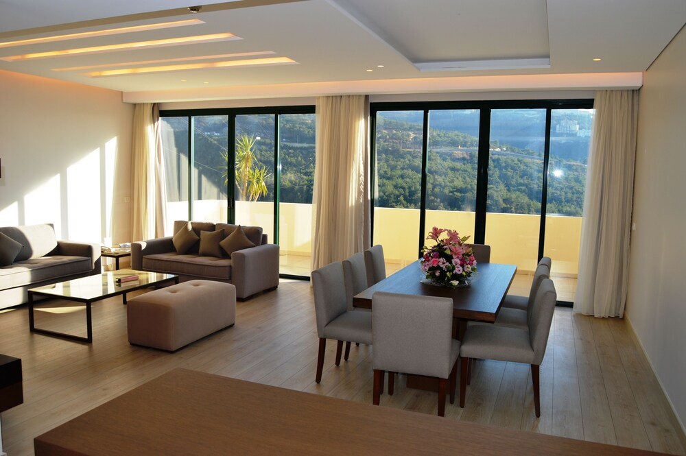 Country Lodge Hotel & Resort
