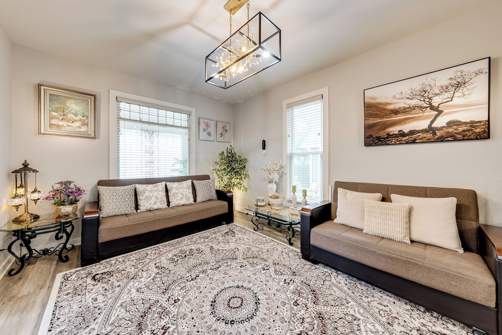 1 Mi to Dtwn Elgin: Dutch Colonial w/ Lovely Patio