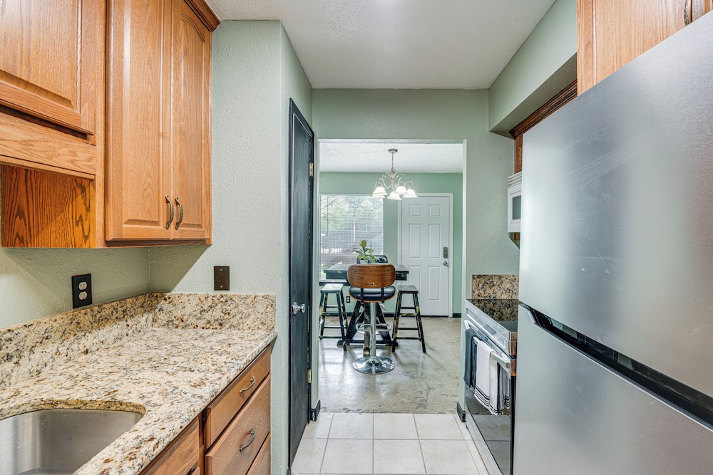 3 Mi to Dtwn Dallas: Condo w/ Walkable Location!