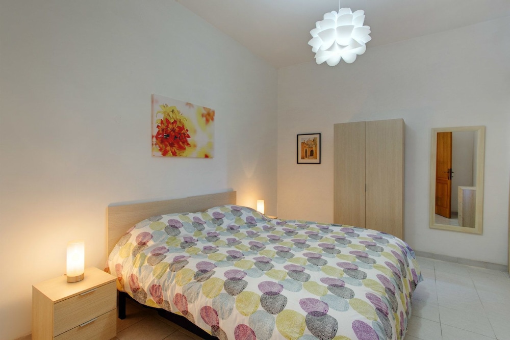 Seafront Apartment, Marvelous Views GR8 Location view 4