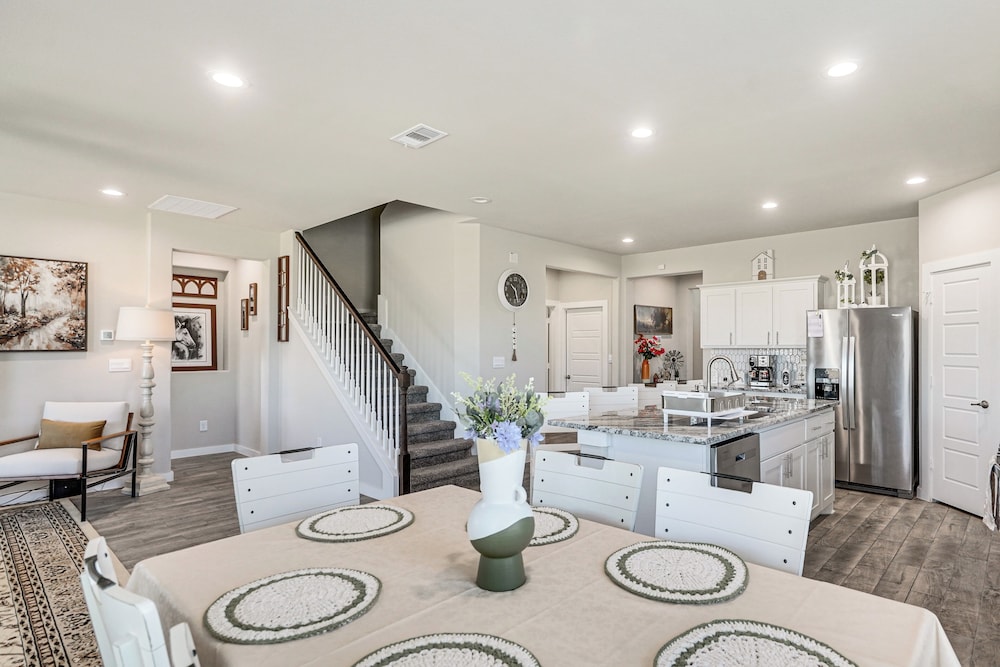 Spacious Family Home w/ Office in Midland-odessa!