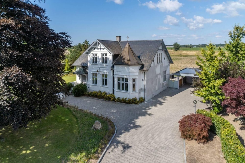 Captivating 4-bed Villa in Idestrup