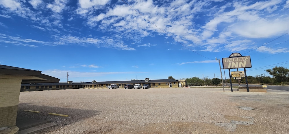 Deluxe Inn Motel