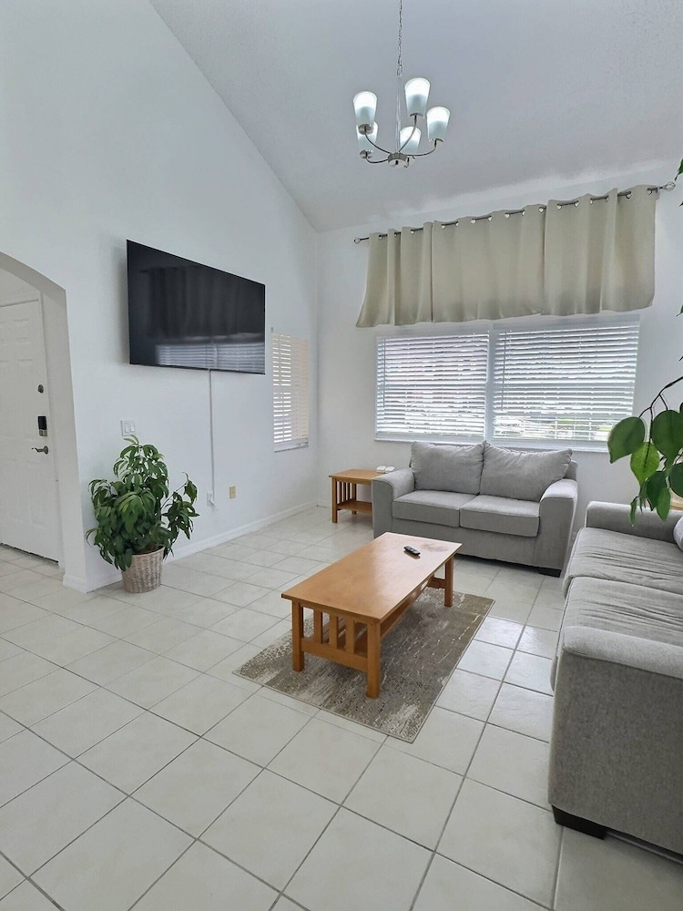 3BR Townhome Lake Berkley - Near Disney