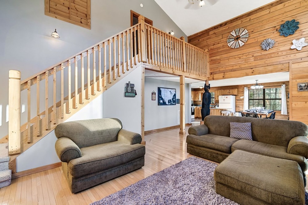 Stunning Cabin w Hot Tub Pool Table Arcades