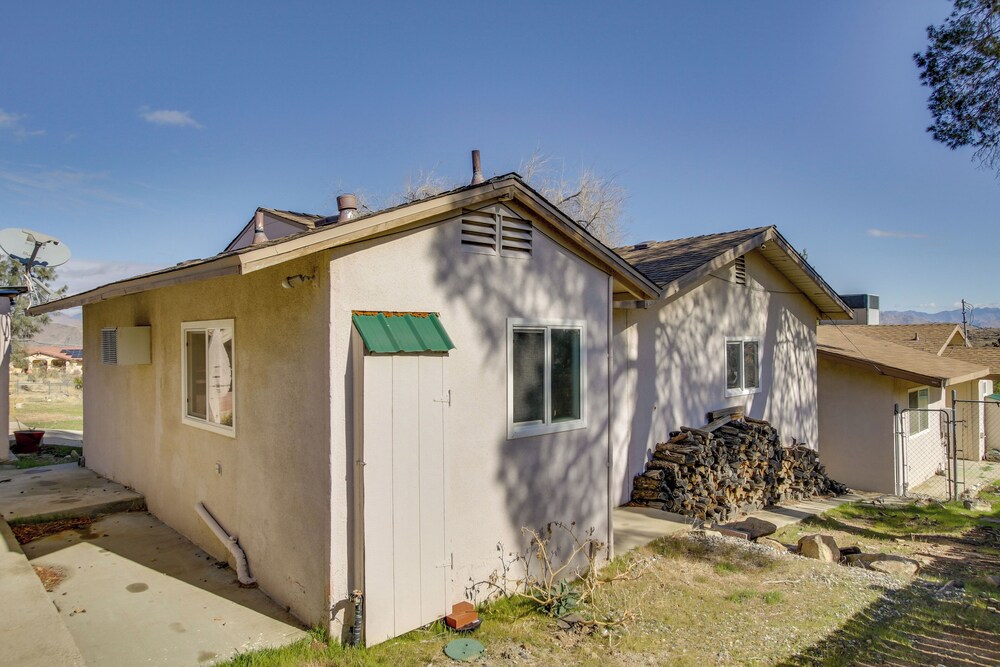 Lake & Mountain Views: Cozy California Stay