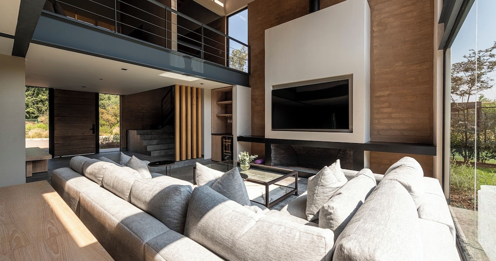 Casa Cundi-Contemporary Living in Nature