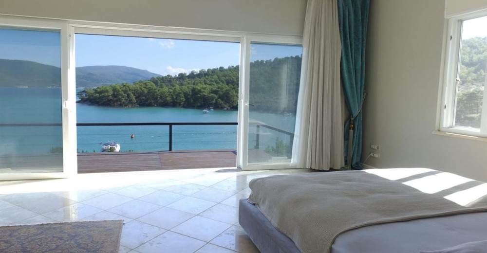 Vhillas Private Luxury Villa Leo view 3
