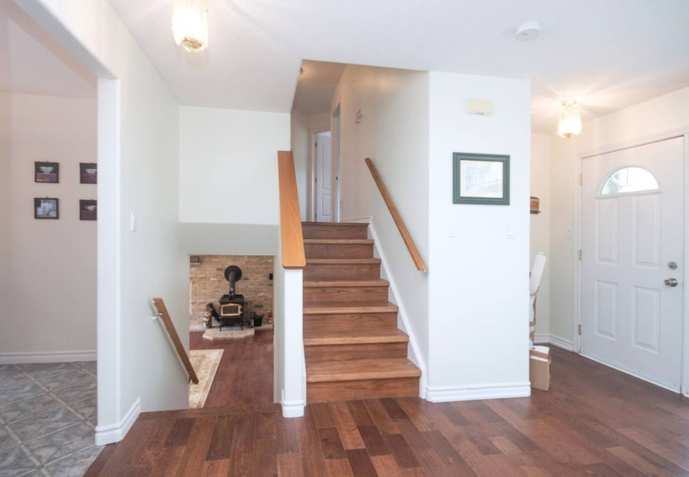 Cozy 4BR Retreat in Quinte West BBQ Backyard