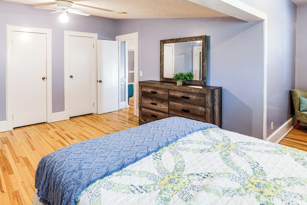Large Yard & Historic Charm: Orangeburg Retreat!