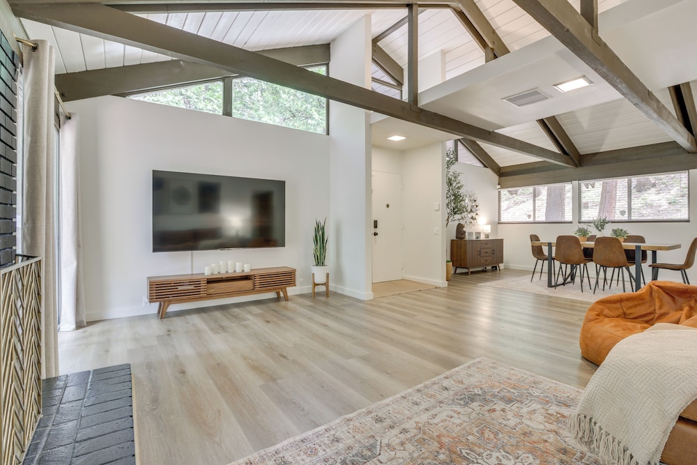 3 Mi to Lake Arrowhead: Cabin w/ Furnished Deck!