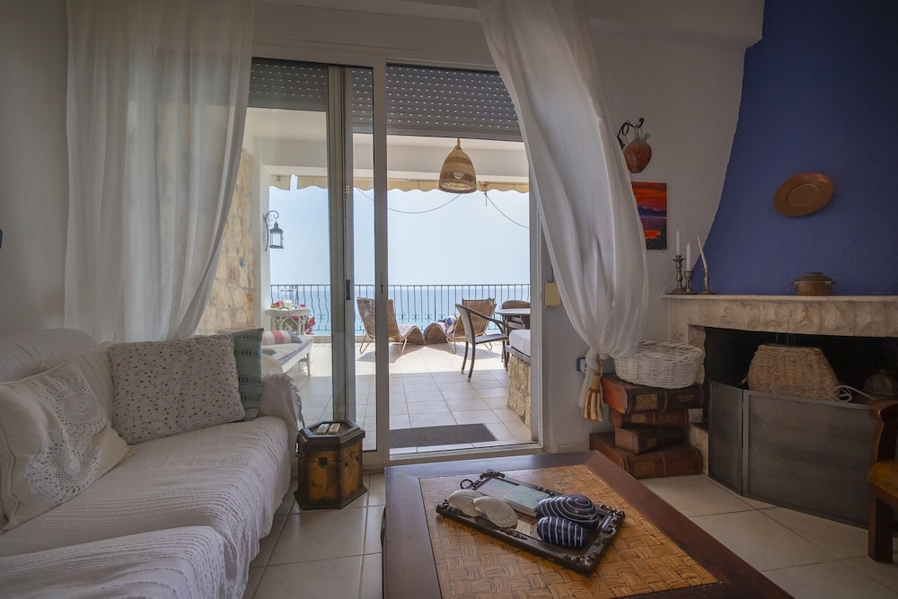Poseidon Seafront Apartment by Rentalspro