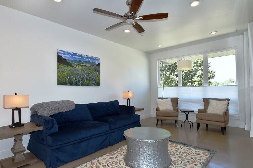 Elegant Mountain Haven - King Bed & Fireplaces