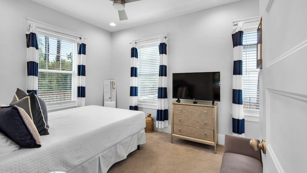 Best of Both Worlds: Pool, Golf Cart, Nearby Attractions & Steps to Beach!
