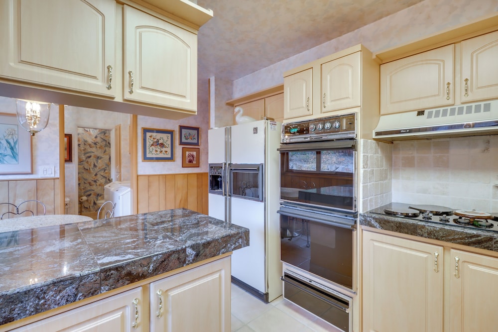 2 Living Areas + Library! Home 22 Mi to Mt Rose