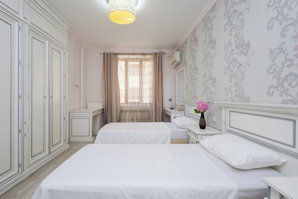 Apartment by Luxe Group DI723