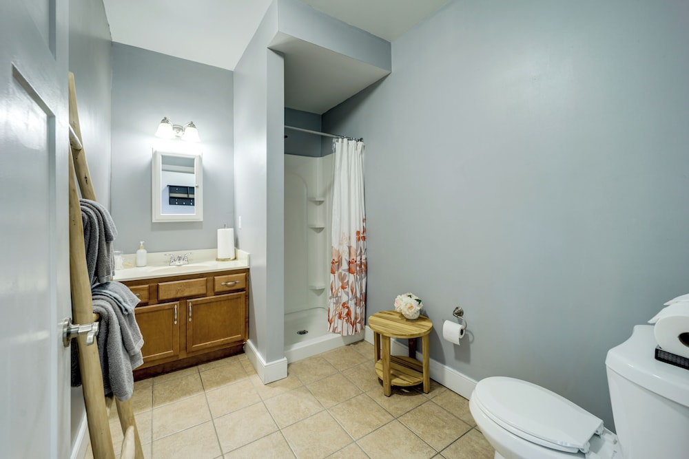Queen City Charm Near University & Hospitals!