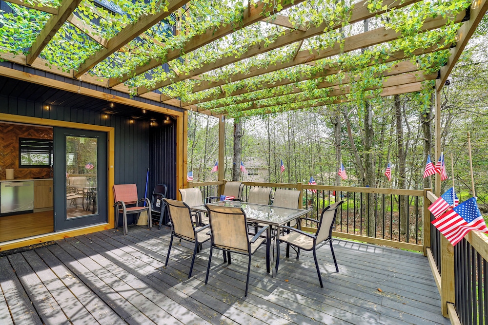 Hike & Fish: Peaceful Family Cabin in Tobyhanna!