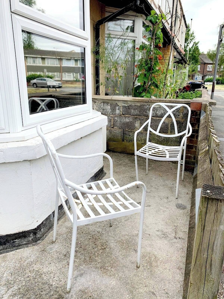 Spacious 4bed Home Near Woking Attractions&nature