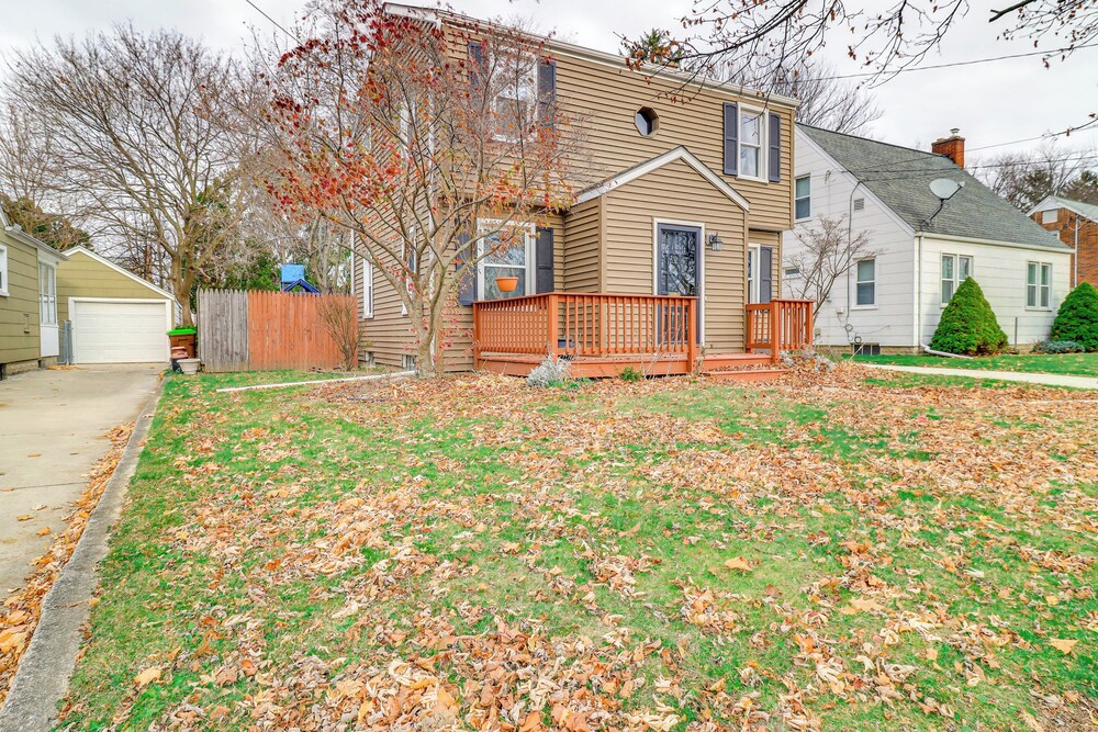 Walk to Adrian College: Family Home in Michigan