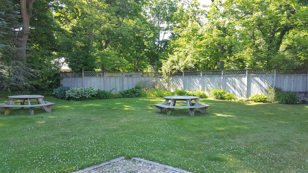 Captain's Quarters Motel - Property Image 22