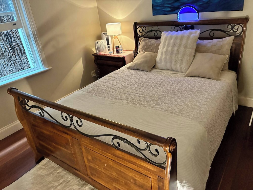 Cozy Tusmore Apartment With Private Garden City View Near Burnside Village Mall