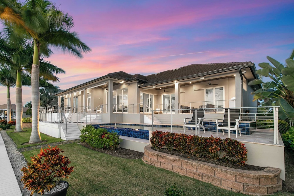 Marco Polo by Avantstay Waterfront 5bdr, Pool, Spa, Fire Pit, Walk to Beach