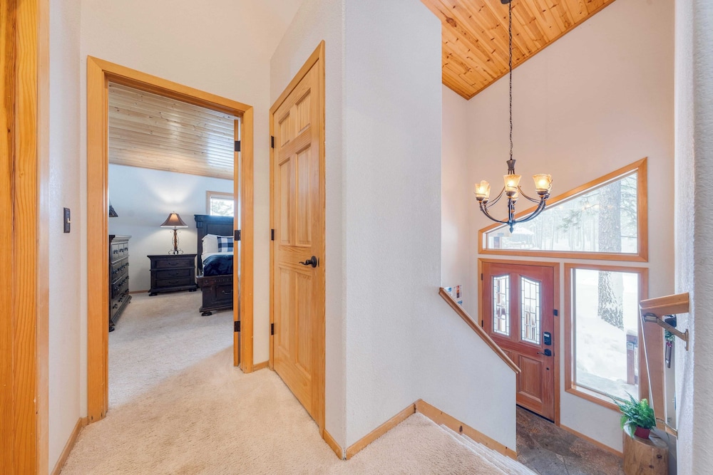 Cabin Retreat w/ Hot Tub & Fireplace - Near Northstar and Downtown Truckee