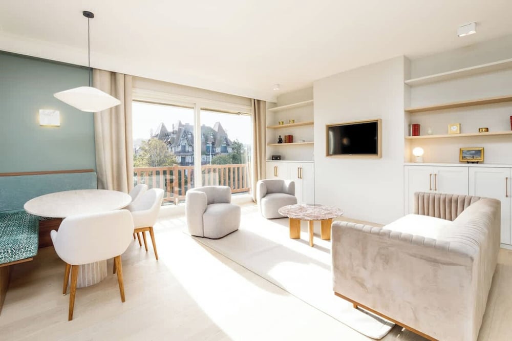 Luxury sea View 3br-2ba With Services in Deauville