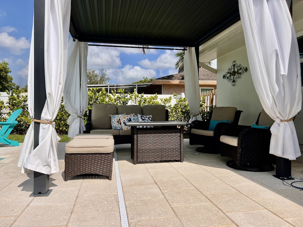 Luxury Pool Dog Friendly Central To Naples And Marco Island By Sky Run Naples 3 Bedroom Home