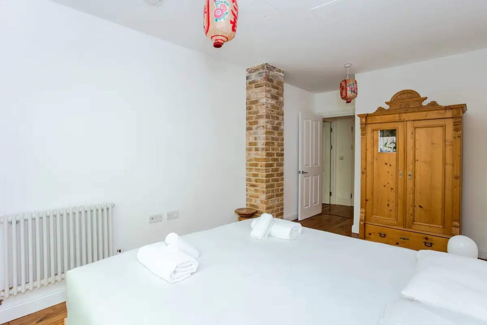 Cosy 2 Bedroom Apartment With Great Outdoor Balcony