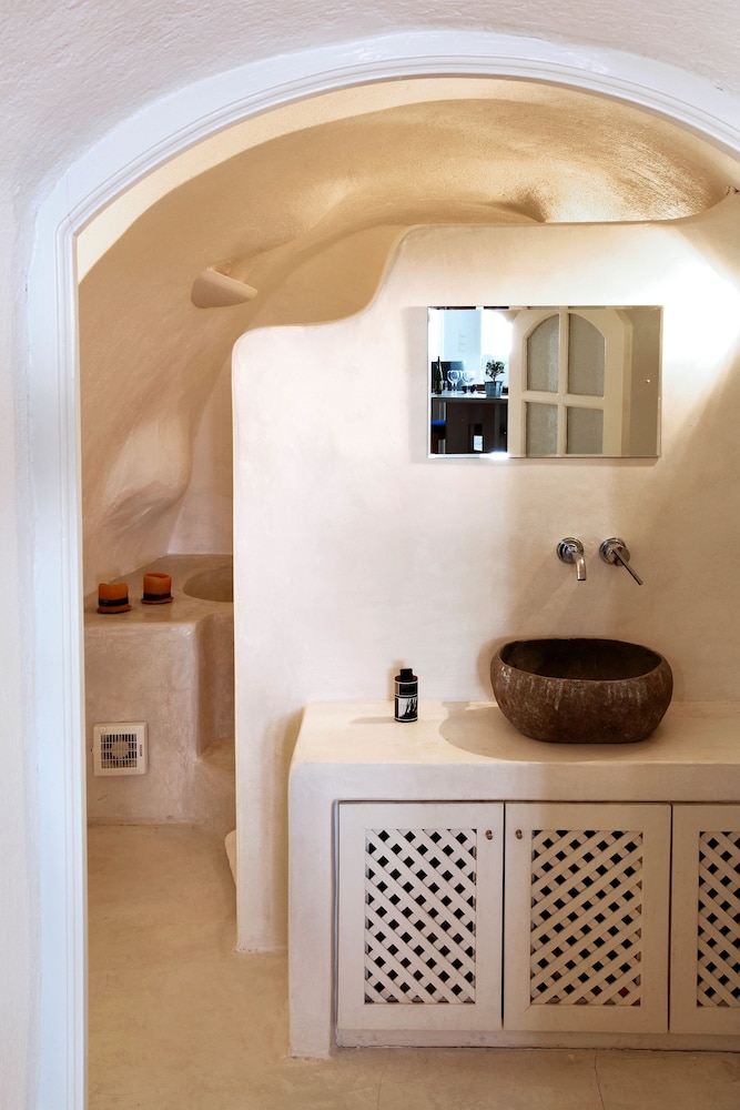 Menias Cave House