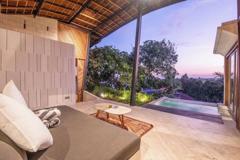 Gorgeous 2-br Penthouse With Views, 800m to the Be