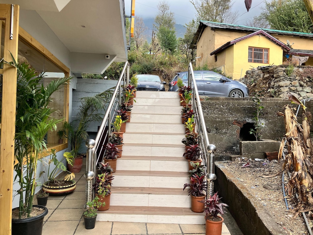 Goroomgo Ghar Bar Boutique Stay Himachal Pradesh view 3