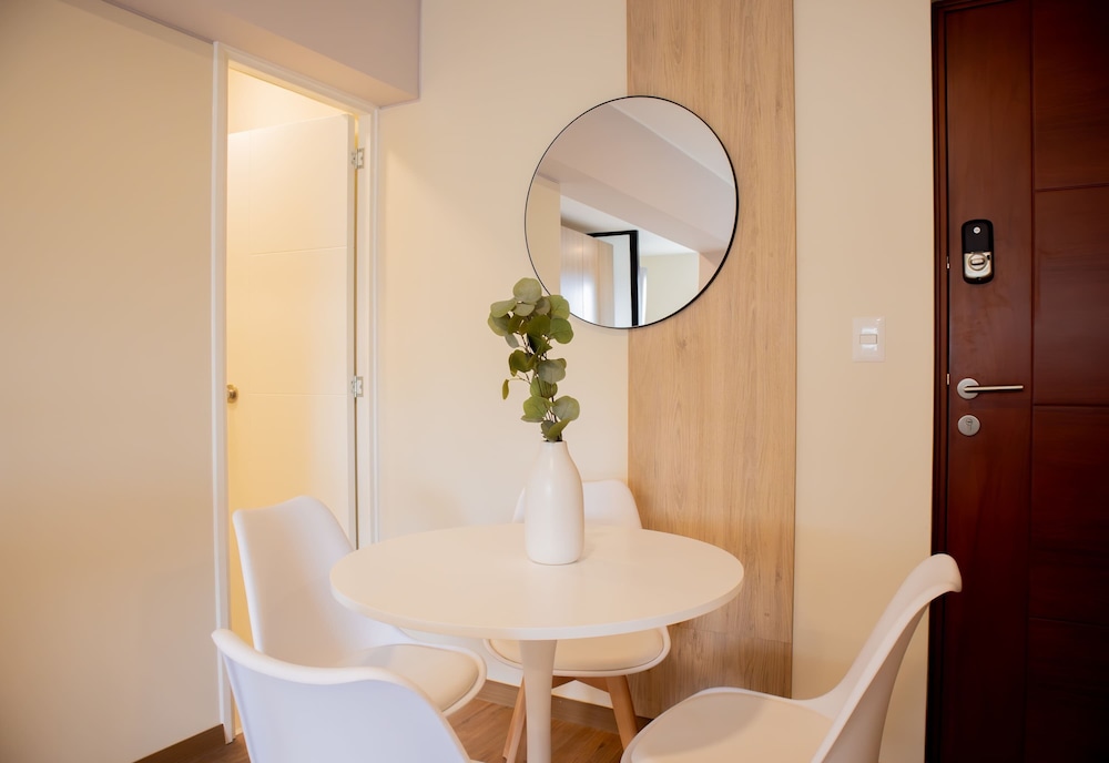 w Enchanting 2BR w Balcony Near Kennedy Park