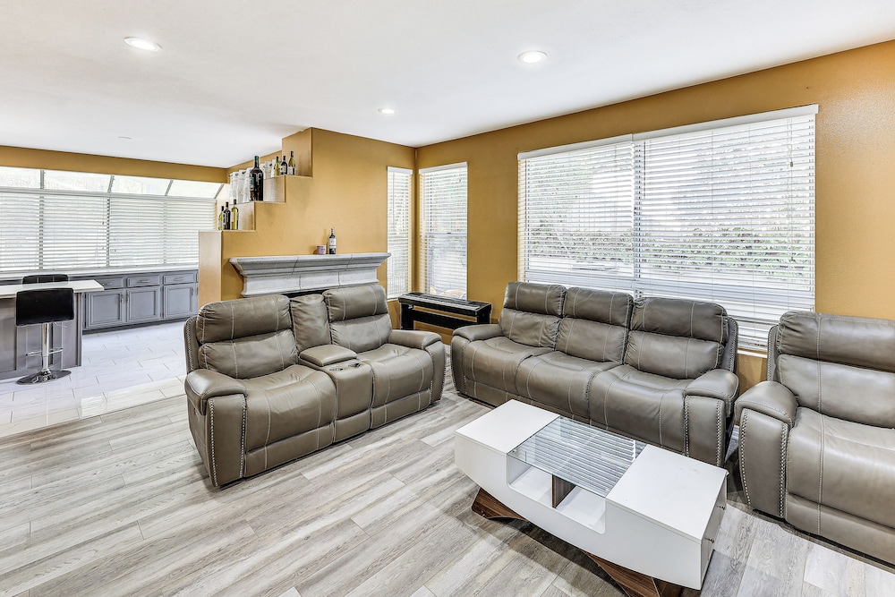 13 Mi to Dtwn Riverside: Socal Family Home!