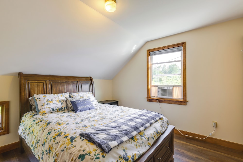 4 Mi to Dtwn Granville: Family Home w/ Deck!