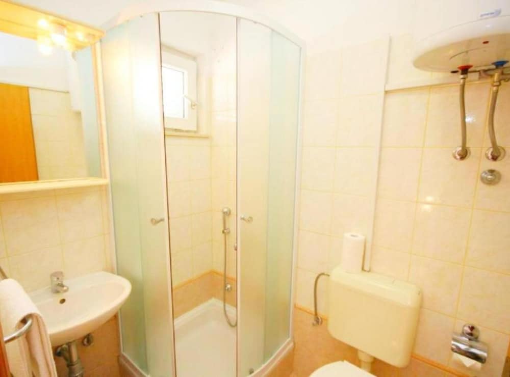 Apartments & Rooms Cakelic II