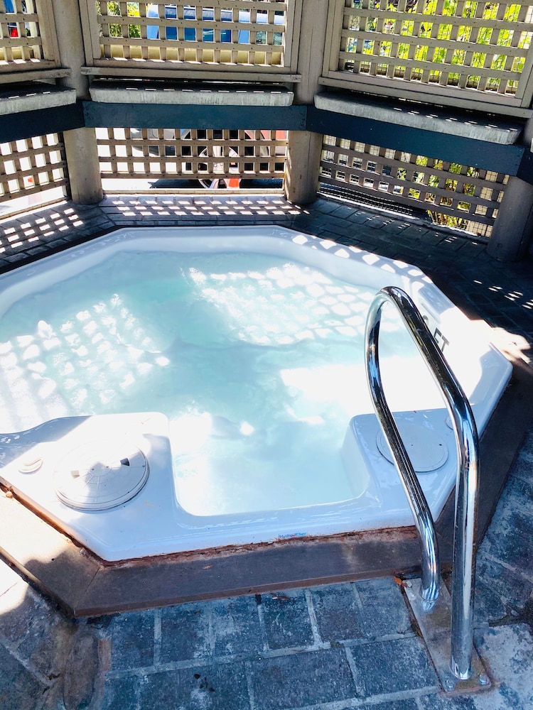 Coachman Inn & Suites