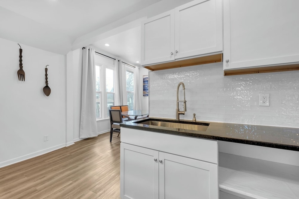 Spacious 3BR Detroit Apt Sleeps 7 + Wifi