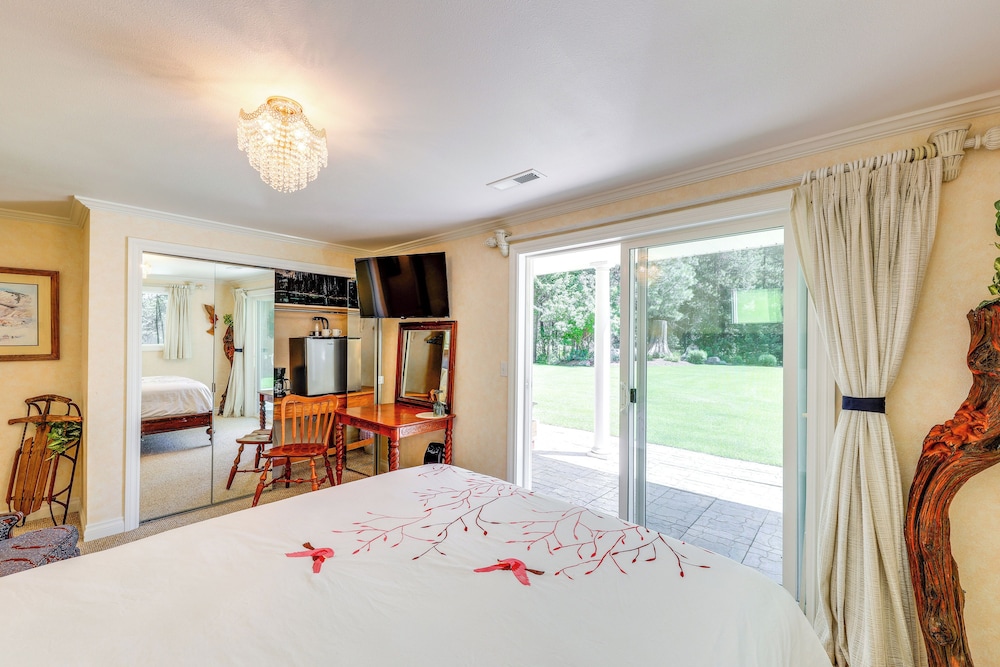 Walk to Happy's Inn & Lake Access: Libby Apartment