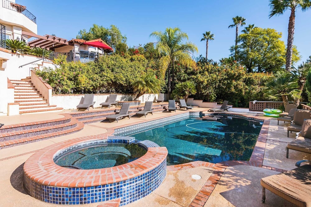 Two Estates w/ Pools, Hot Tubs, Game Rooms, Valley Views & Tennis Court Near Beaches & Wineries