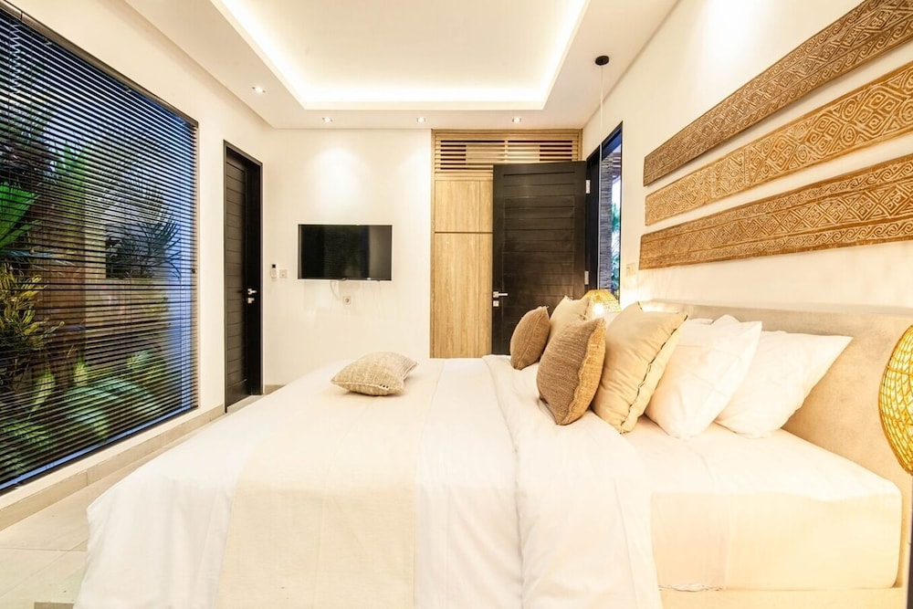 Contemporary 4BR Villa, 400m to Canggu Shore
