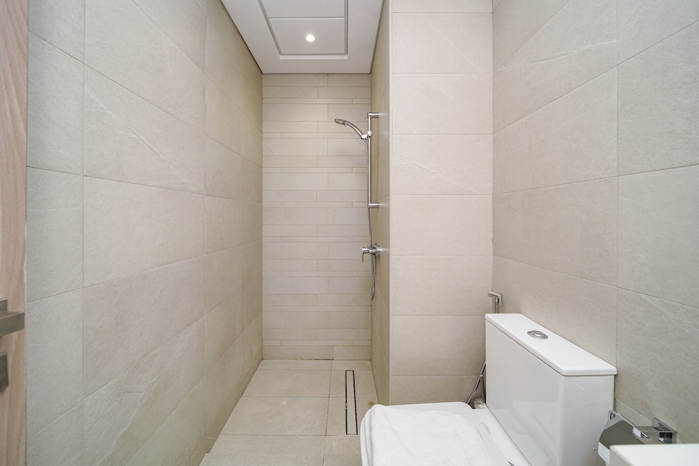 PVH - Stylish 1BR - Azizi Riviera