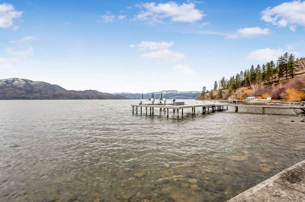Spacious Lakefront Condo w Amazing View