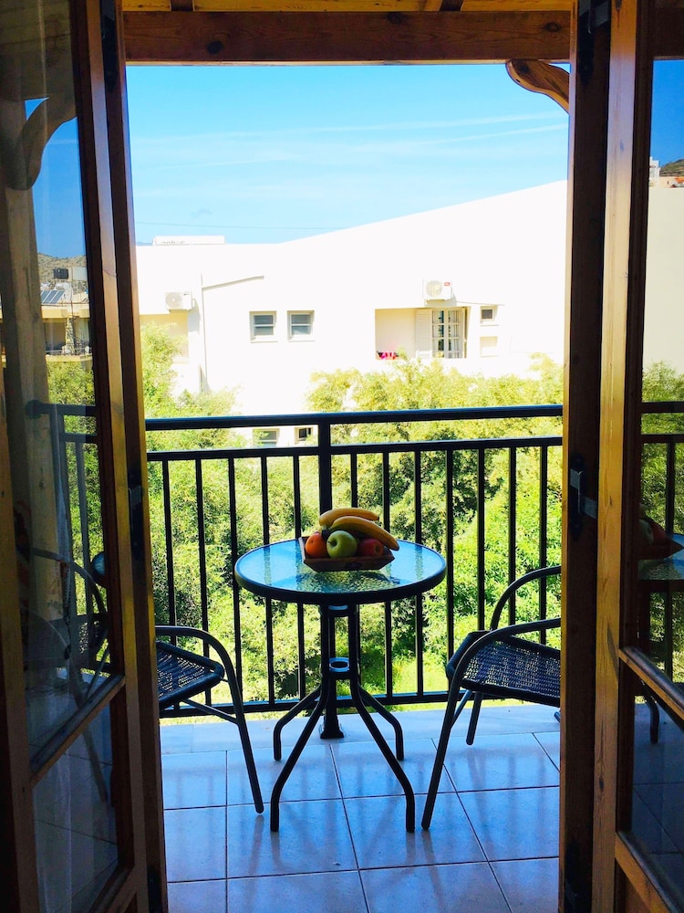 Emilia Apartments photo 2