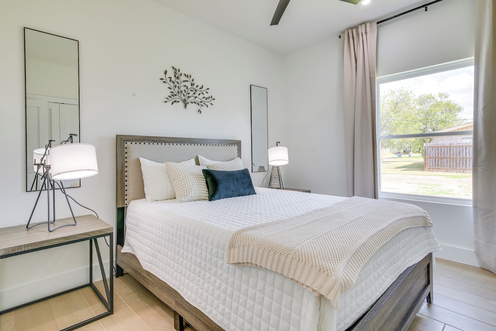 Modern Comfort: Brownsville Home Near Dtwn