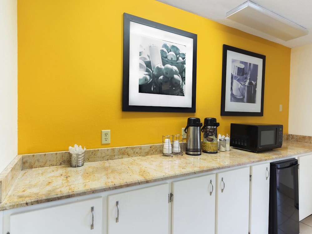Days Inn & Suites by Wyndham Brewton