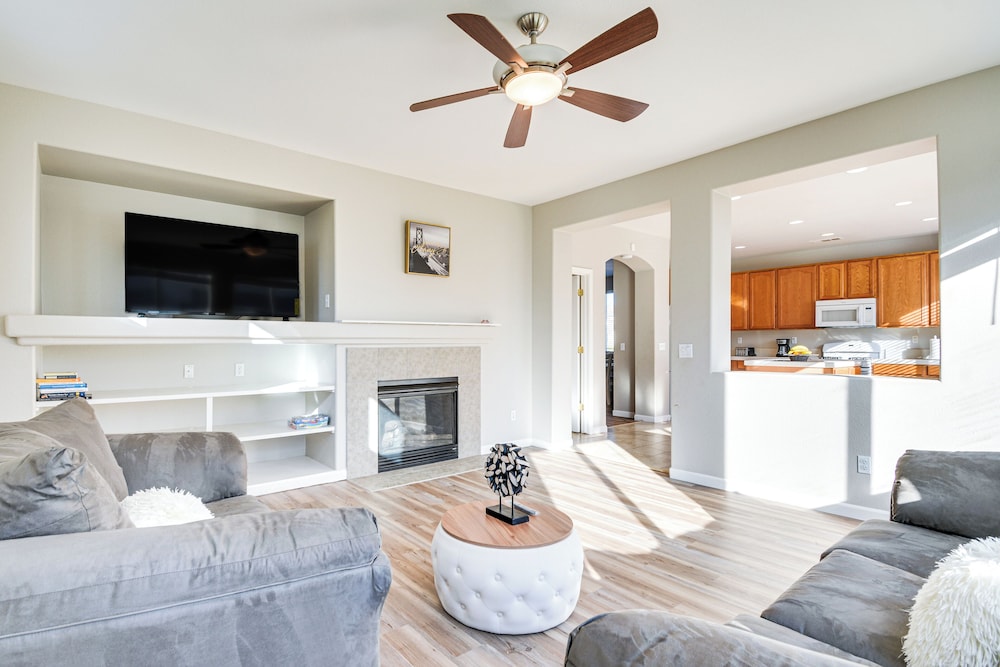 3 Mi to Downtown Merced: Family-friendly Home