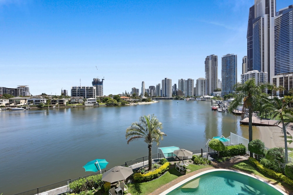 Stylish 2-bed in Surfers Paradise With River Views